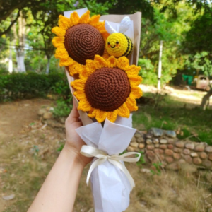 Honey Bee Hug – Crochet Bouquet